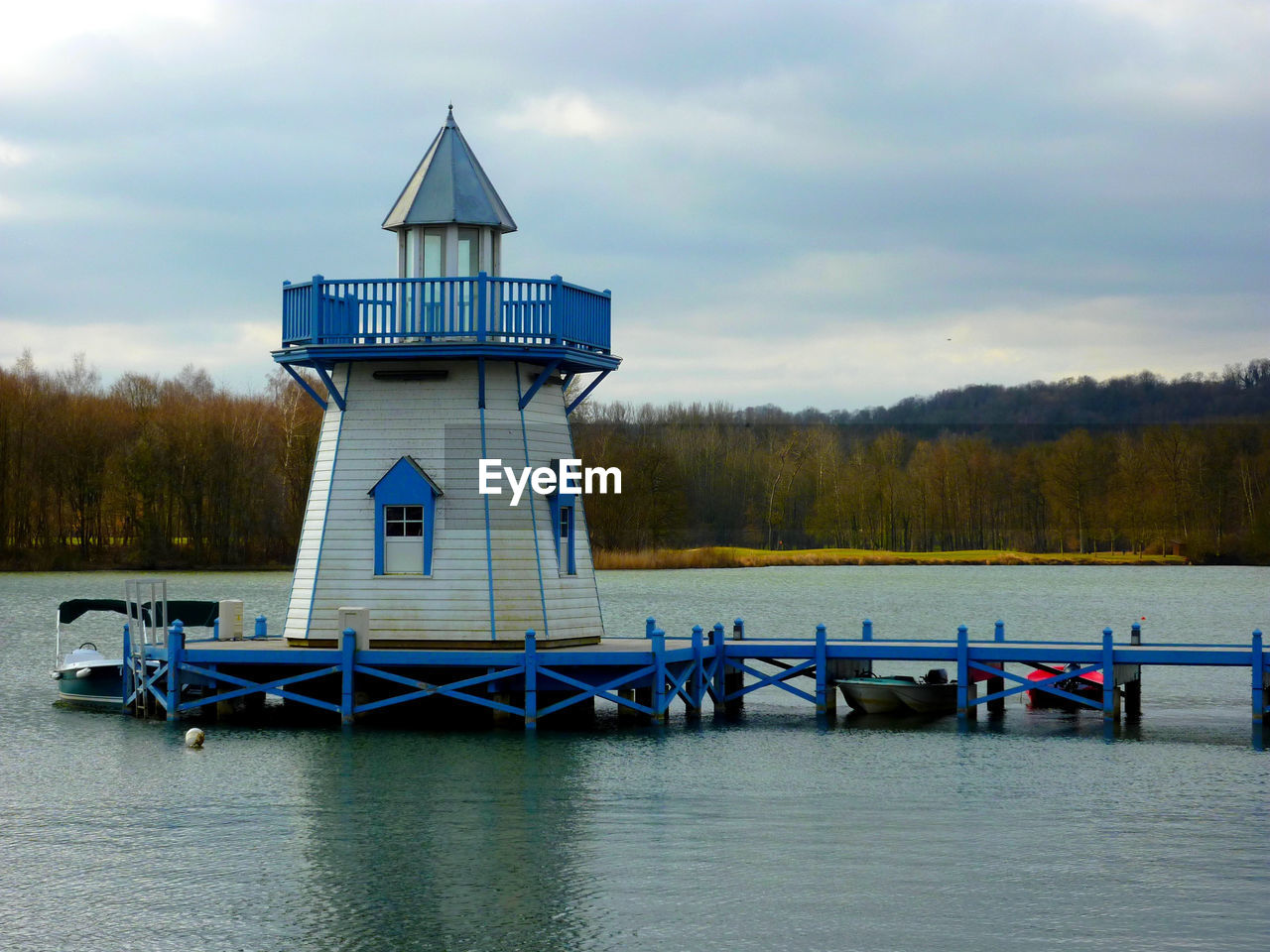 VIEW OF LIGHTHOUSE AGAINST SKY IN BACKGROUND