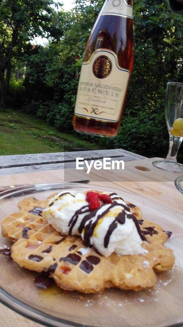 CLOSE-UP OF FOOD ON TABLE