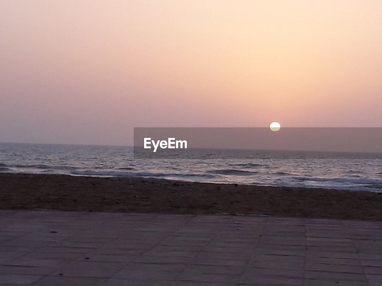 SCENIC VIEW OF SEA AGAINST CLEAR SKY DURING SUNSET