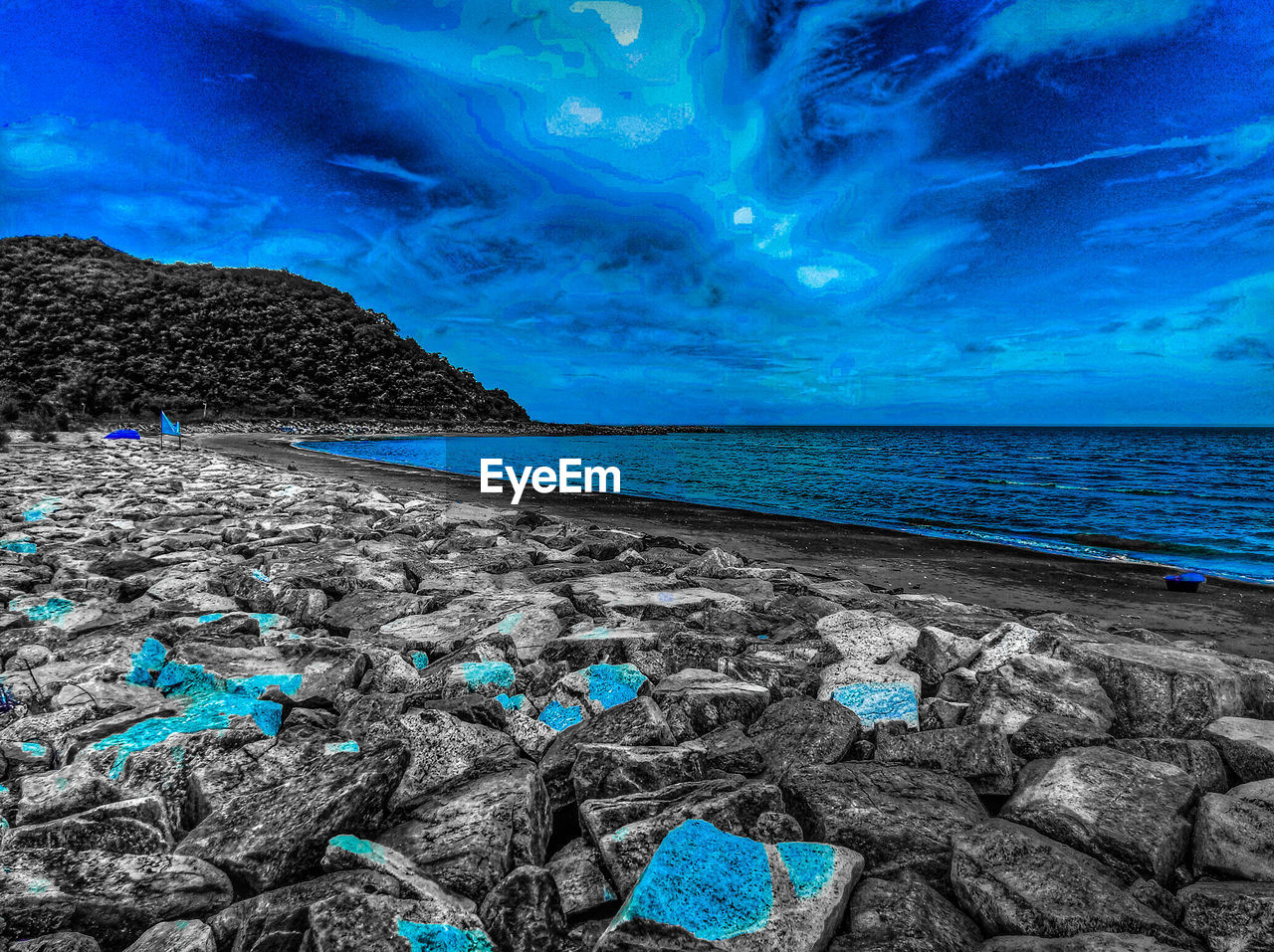 SCENIC VIEW OF SEA AGAINST ROCKS