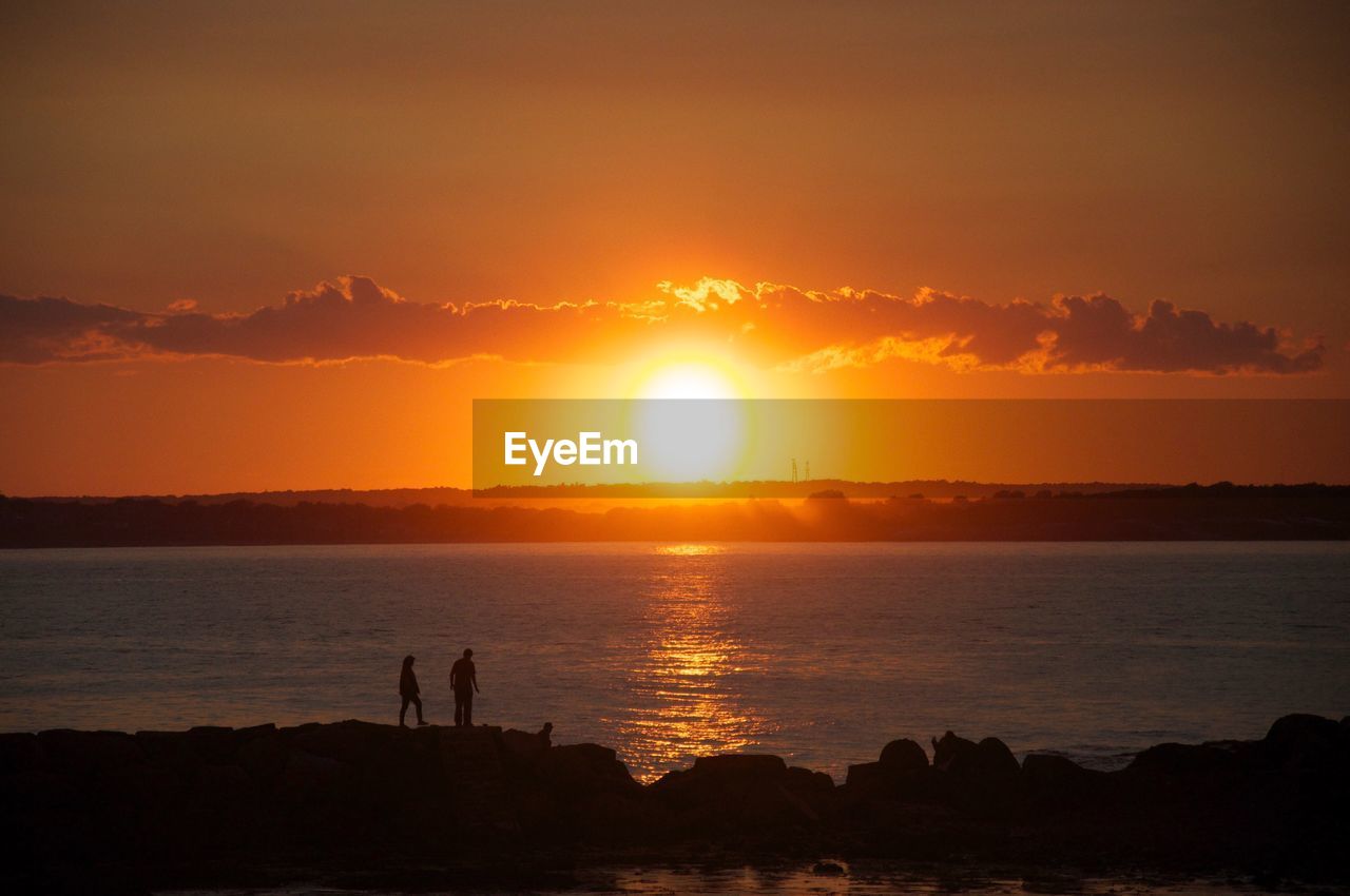 SCENIC VIEW OF SEA AGAINST SKY AT SUNSET