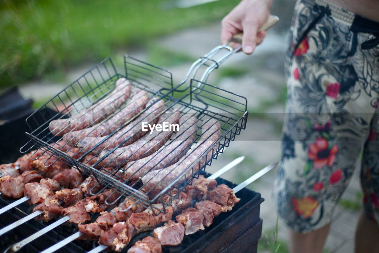 MIDSECTION OF MAN PREPARING FOOD