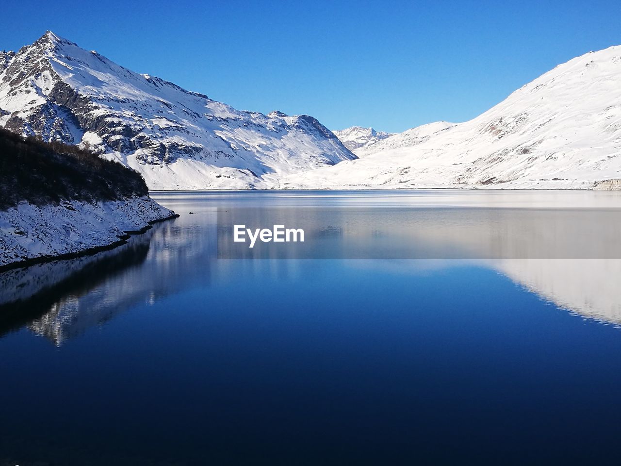 SCENIC VIEW OF LAKE BY SNOWCAPPED MOUNTAINS AGAINST SKY