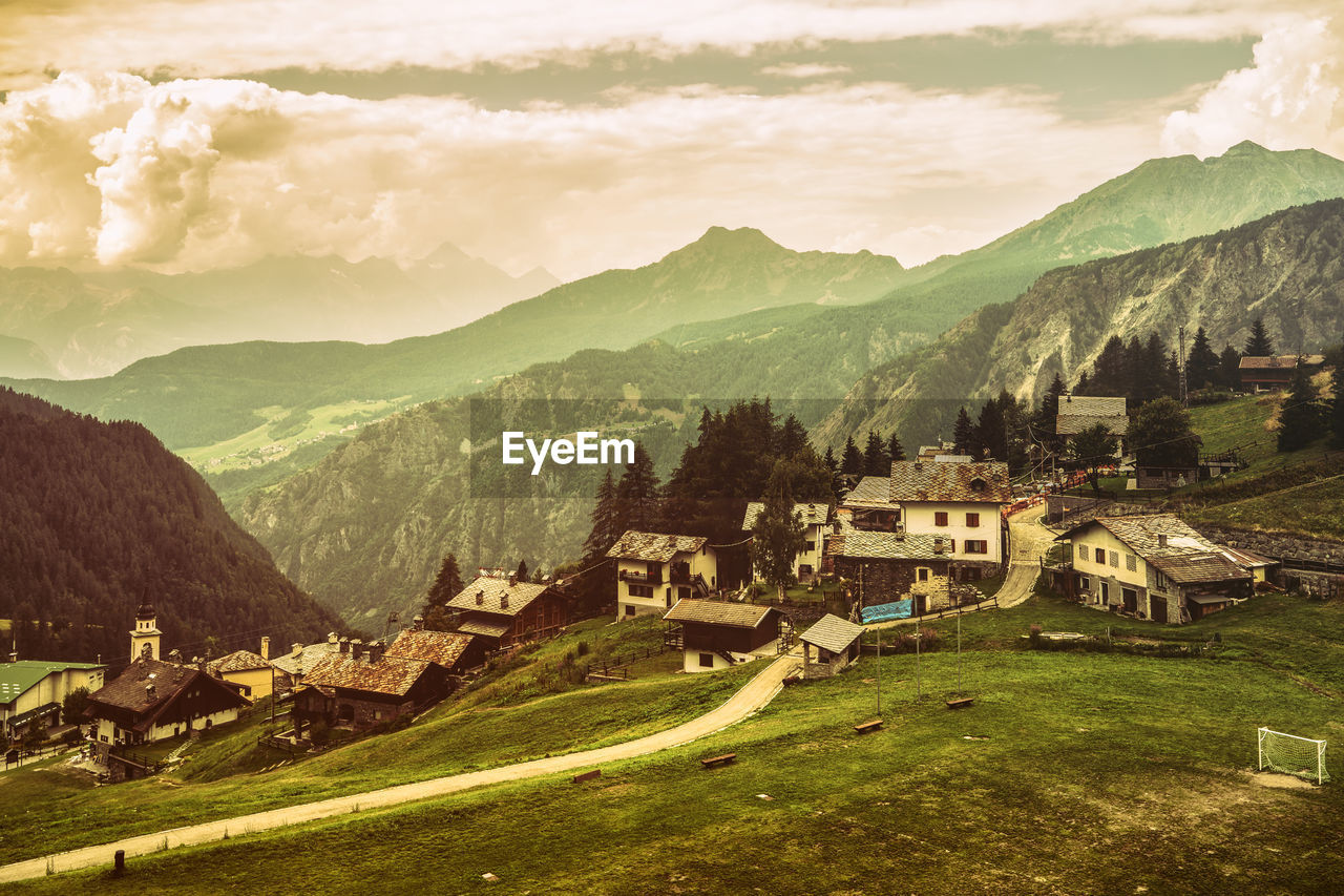 SCENIC VIEW OF TOWNSCAPE AGAINST MOUNTAINS