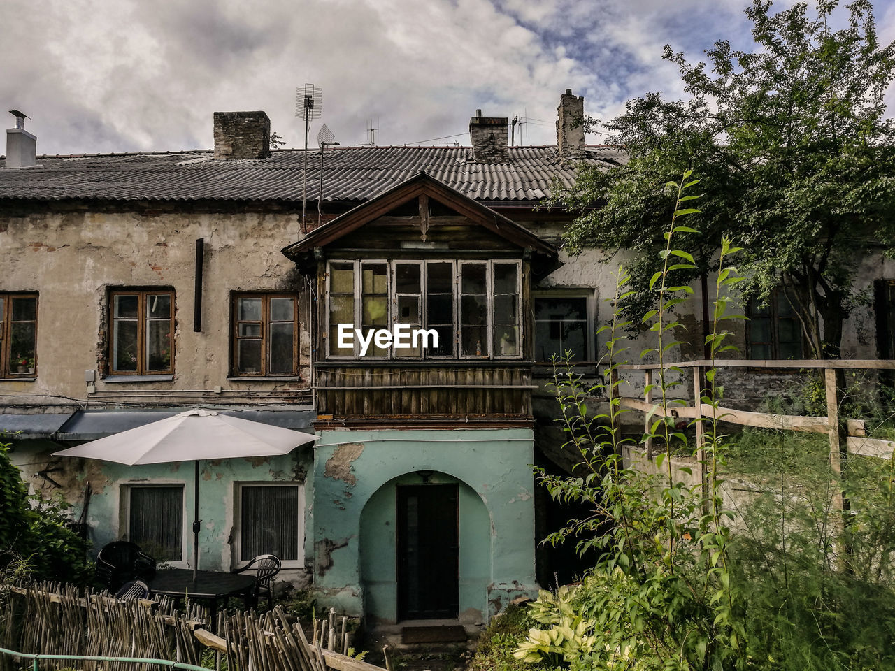 building exterior, architecture, built structure, house, window, outdoors, day, cloud - sky, sky, no people, plant, growth, tree, nature