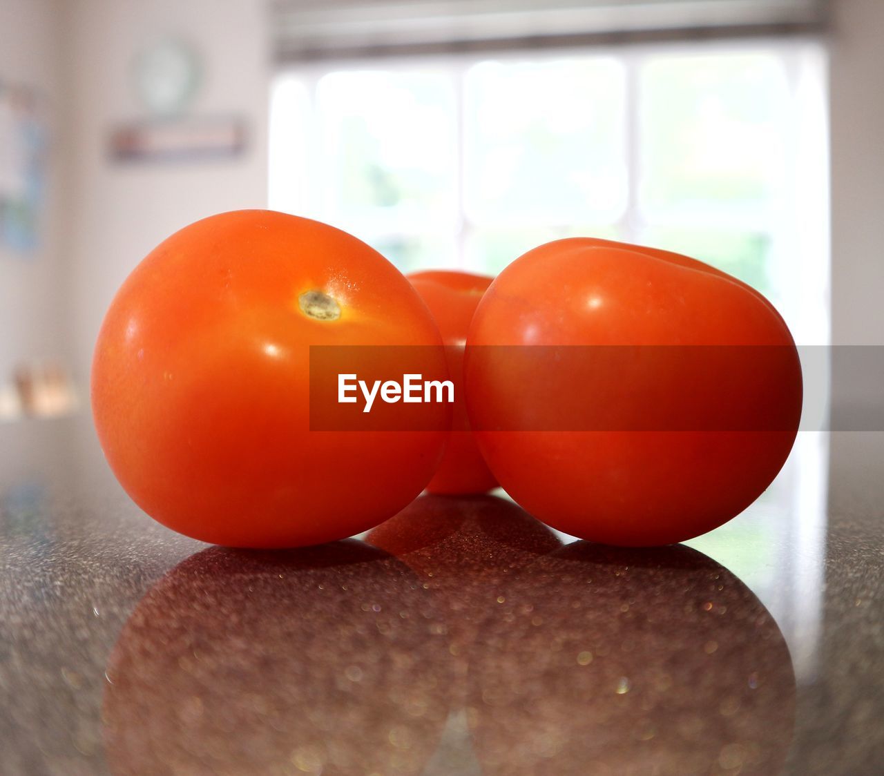 CLOSE-UP OF FRESH TOMATOES ON TABLE