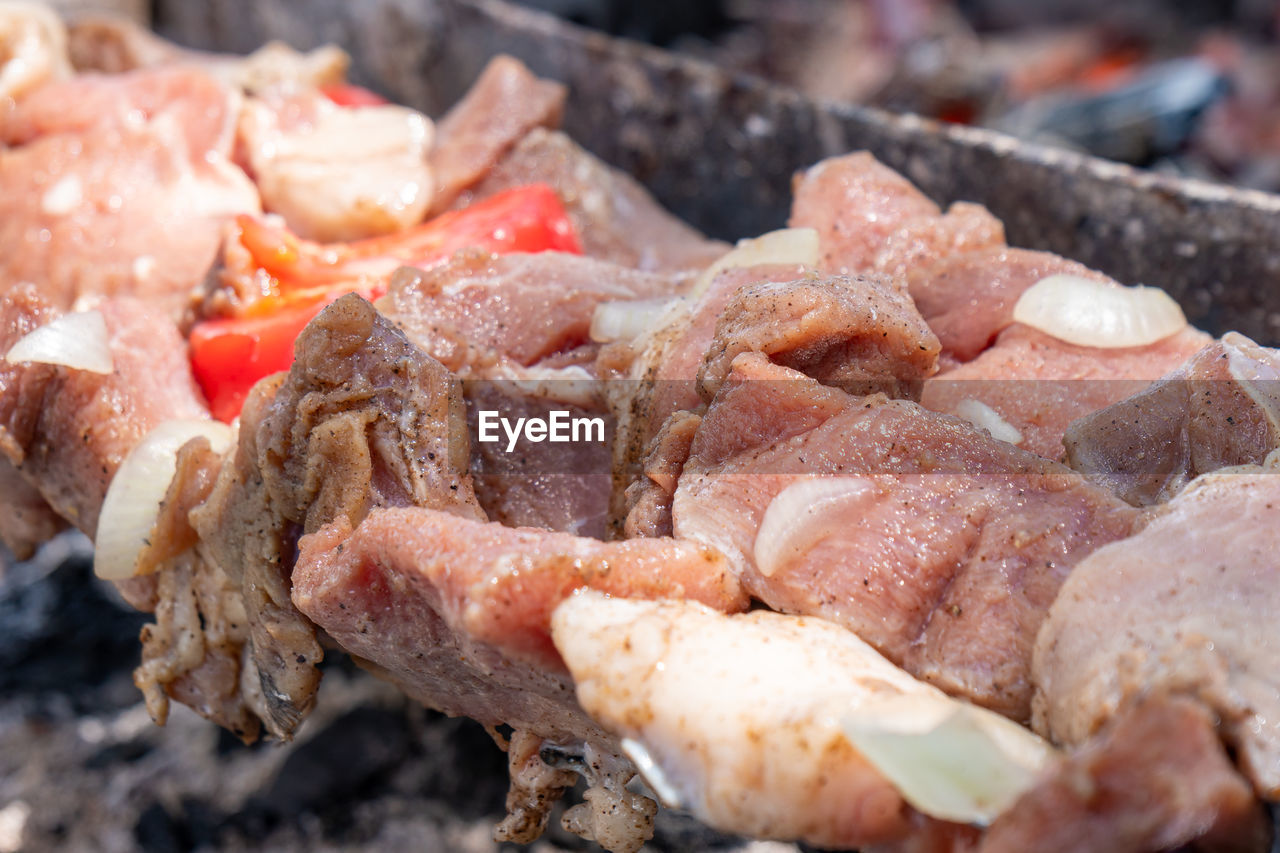 HIGH ANGLE VIEW OF MEAT IN CONTAINER