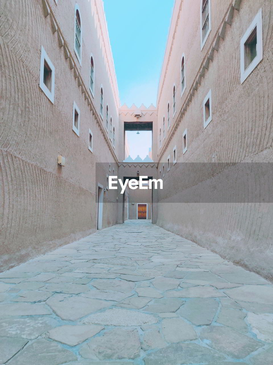 NARROW ALLEY AMIDST BUILDINGS IN CITY