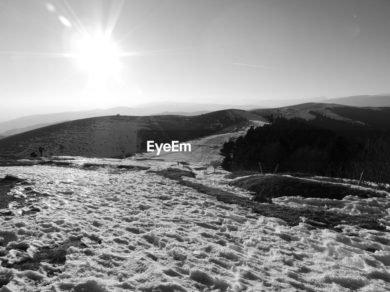 sky, black and white, environment, monochrome photography, monochrome, landscape, scenics - nature, nature, snow, sunlight, beauty in nature, mountain, land, sun, tranquility, lens flare, no people, sunbeam, winter, tranquil scene, cold temperature, white, day, travel, non-urban scene, outdoors, sea, mountain range, water, cloud, sunny, travel destinations