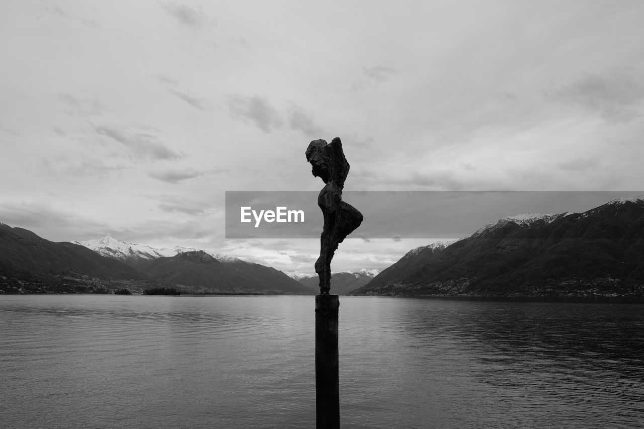 SCENIC VIEW OF LAKE AGAINST MOUNTAINS