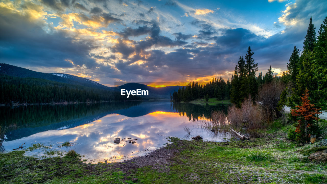 SCENIC VIEW OF LAKE BY MOUNTAINS AGAINST SKY