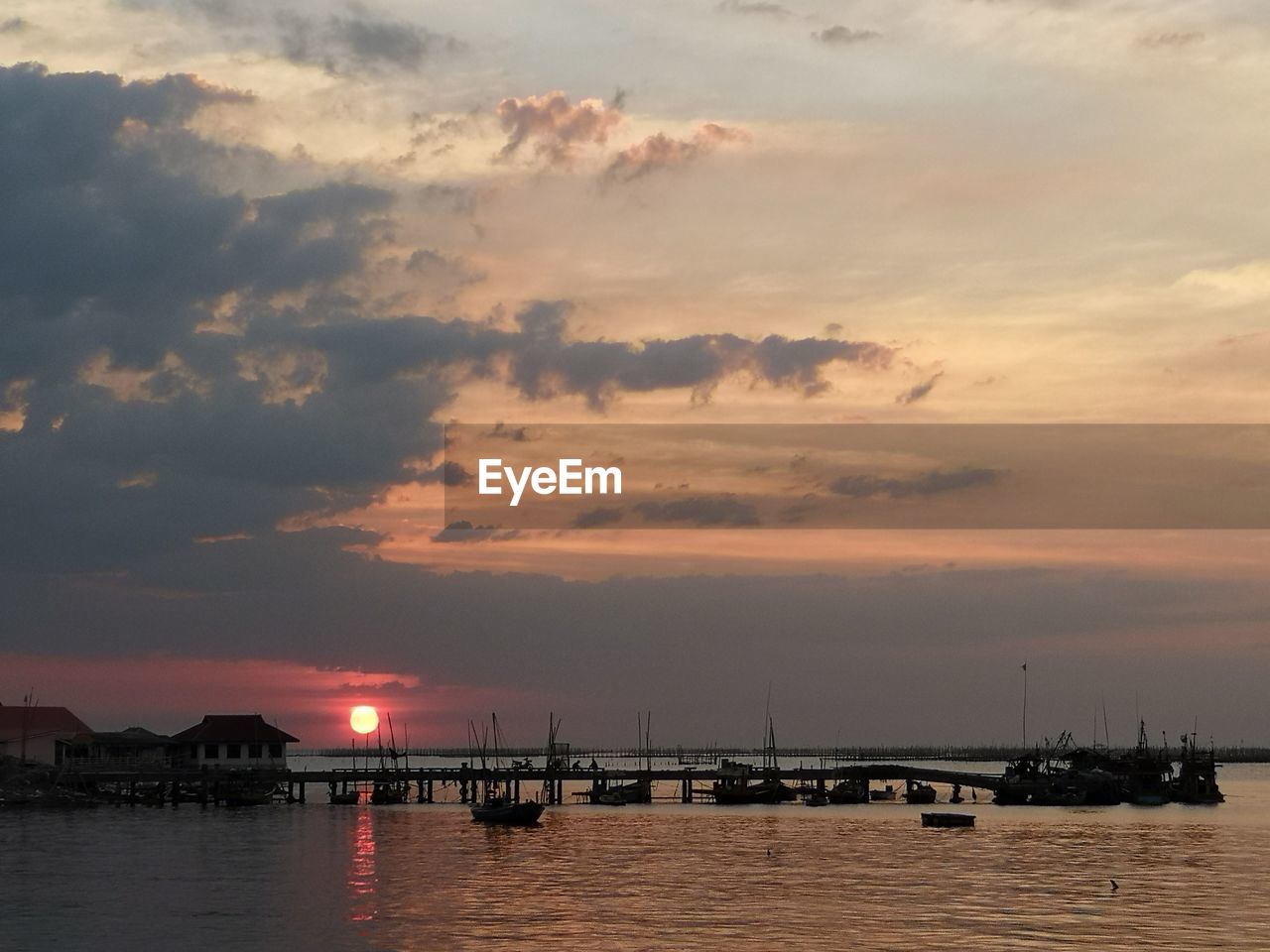 VIEW OF SEA AGAINST SKY DURING SUNSET