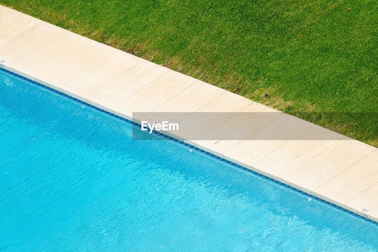 HIGH ANGLE VIEW OF SWIMMING POOL AT GRASS