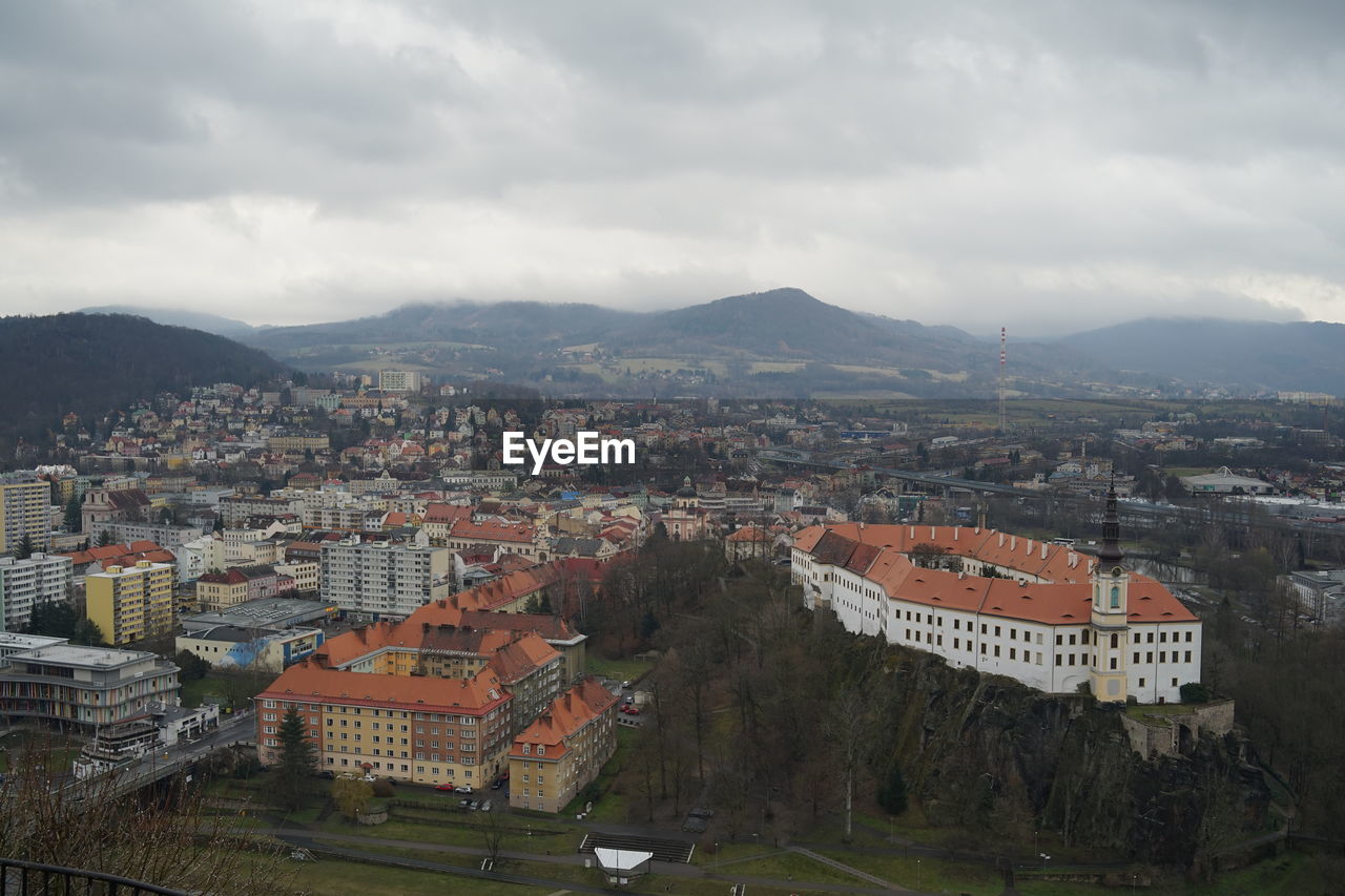 HIGH ANGLE VIEW OF TOWNSCAPE AND BUILDINGS IN CITY