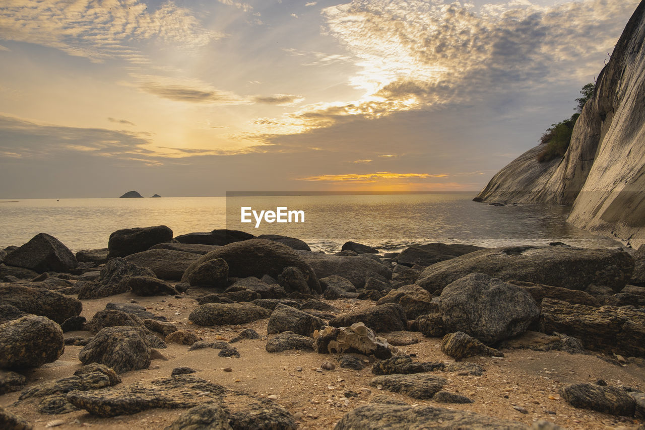 SCENIC VIEW OF SEA AGAINST SKY AT SUNSET