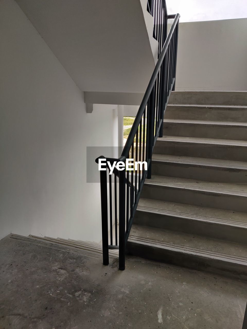 LOW ANGLE VIEW OF EMPTY STAIRCASE AT HOME