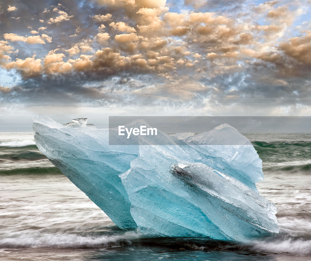 SCENIC VIEW OF SEA WAVES AGAINST SKY