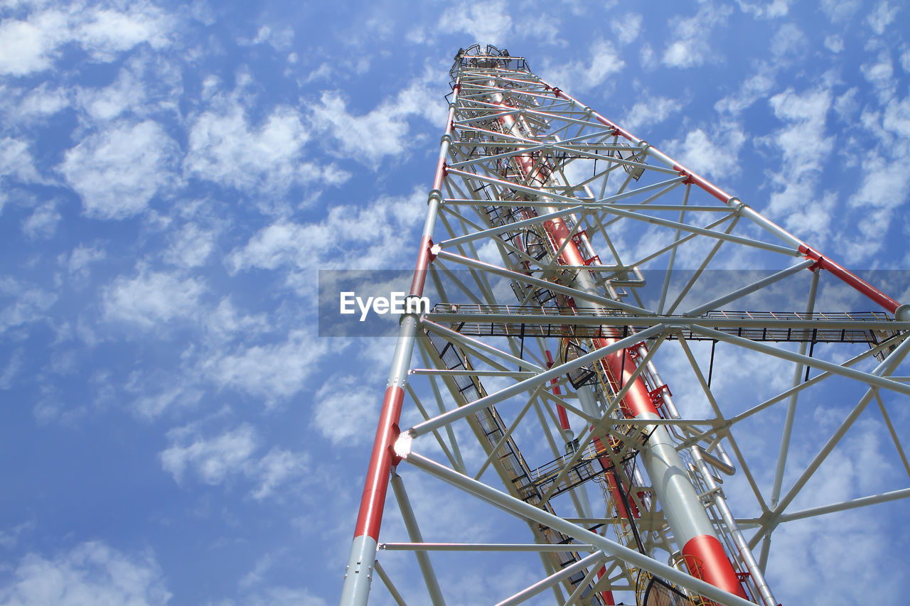 LOW ANGLE VIEW OF FERRIS WHEEL