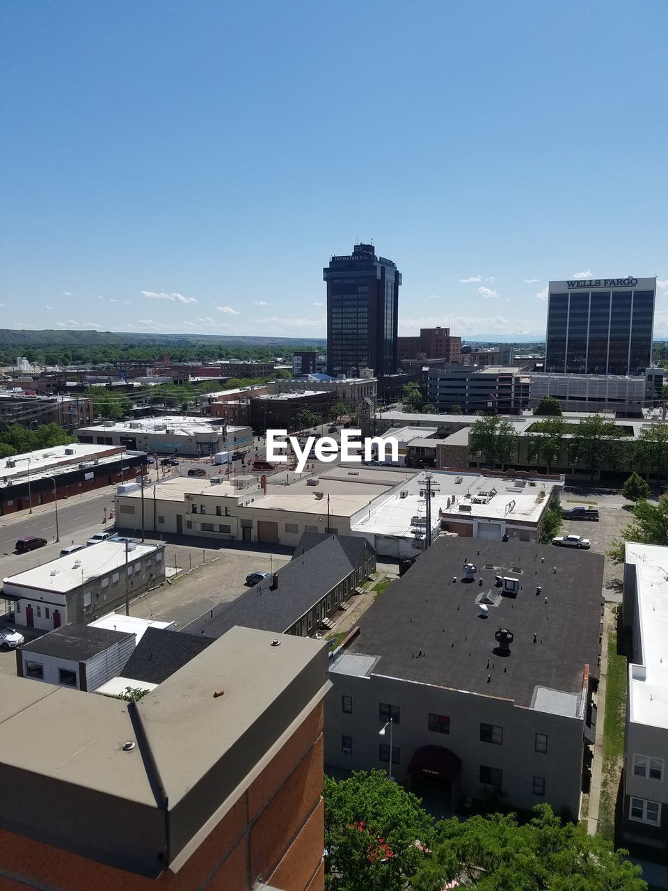 HIGH ANGLE VIEW OF TOWNSCAPE AGAINST SKY