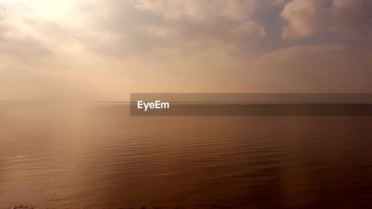 SCENIC VIEW OF SEA AGAINST SUNSET SKY