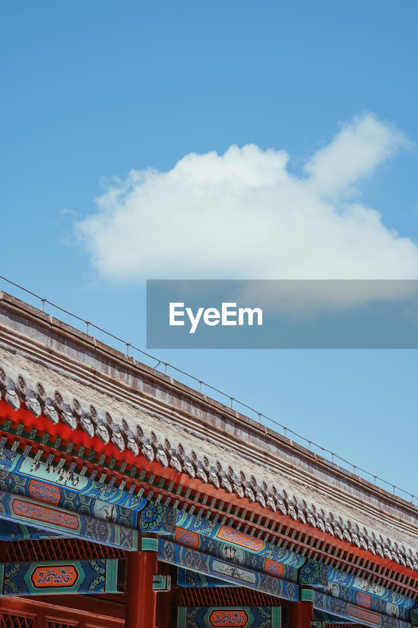 LOW ANGLE VIEW OF ROOF OF BUILDING AGAINST SKY