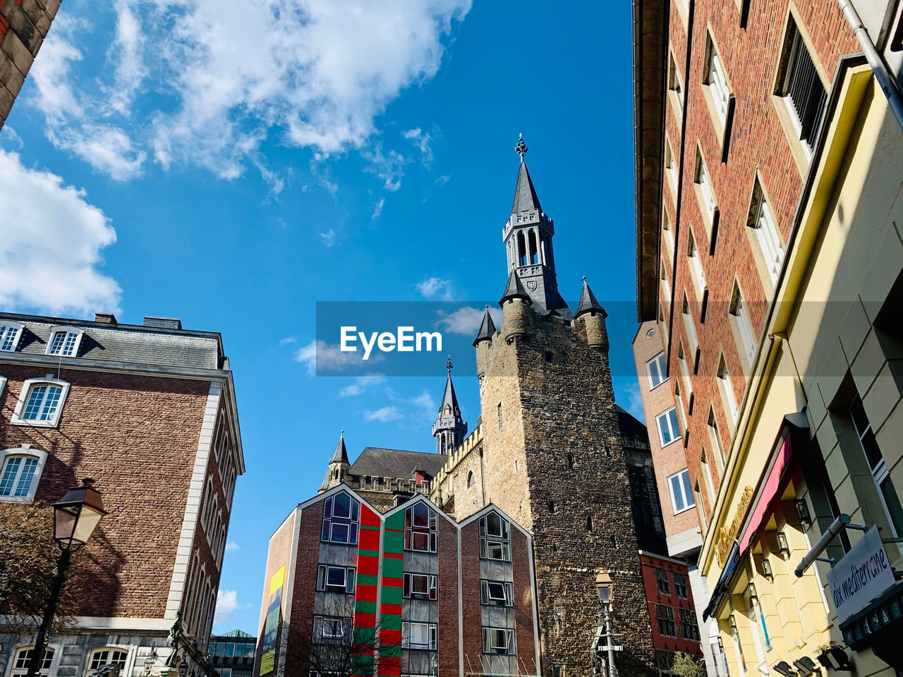 LOW ANGLE VIEW OF BUILDINGS AGAINST SKY