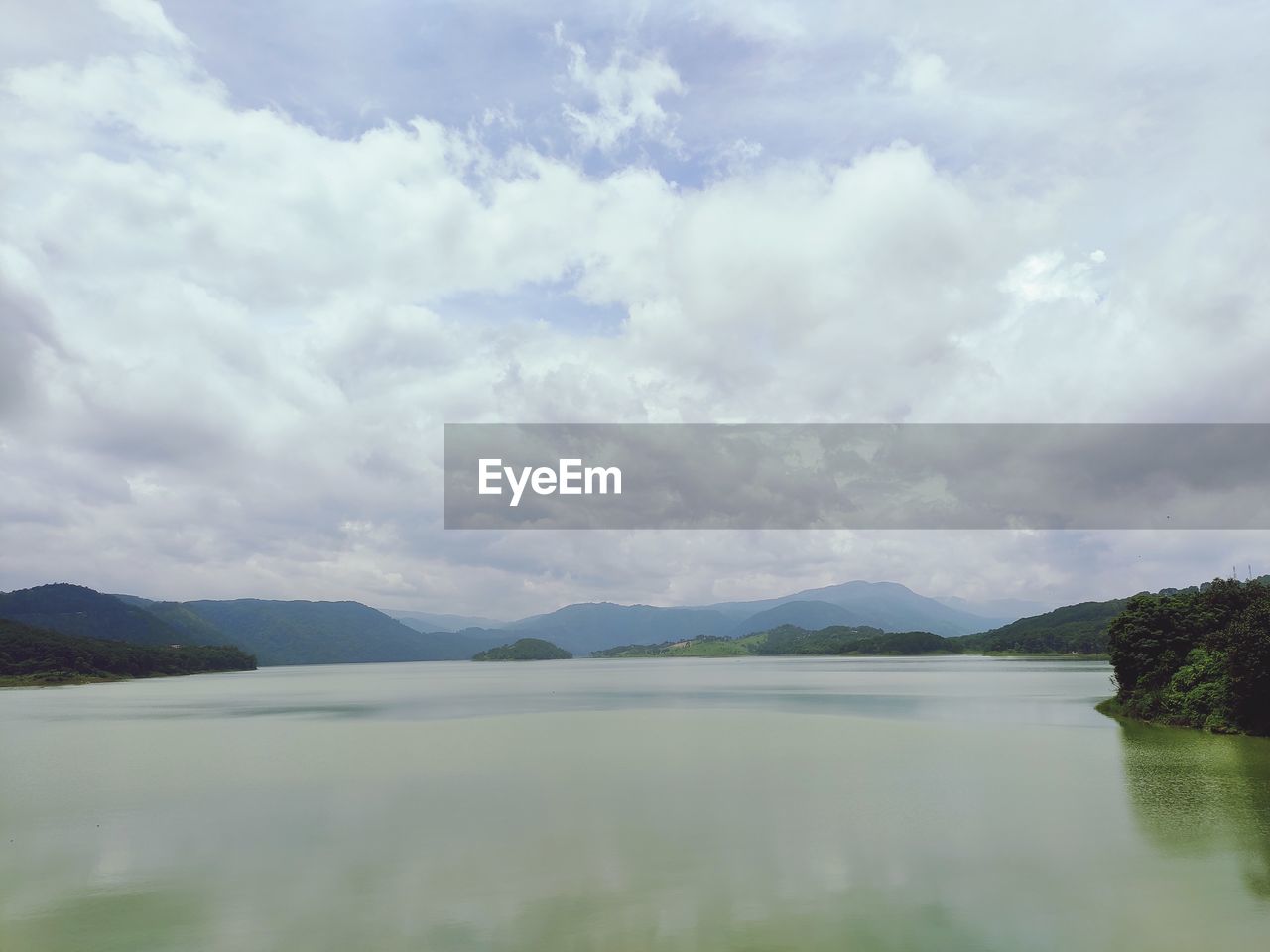 SCENIC VIEW OF LAKE BY MOUNTAINS AGAINST SKY