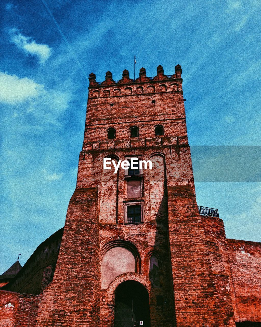 LOW ANGLE VIEW OF HISTORIC BUILDING AGAINST SKY