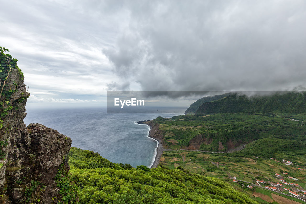 SCENIC VIEW OF SEA BY MOUNTAINS AGAINST SKY