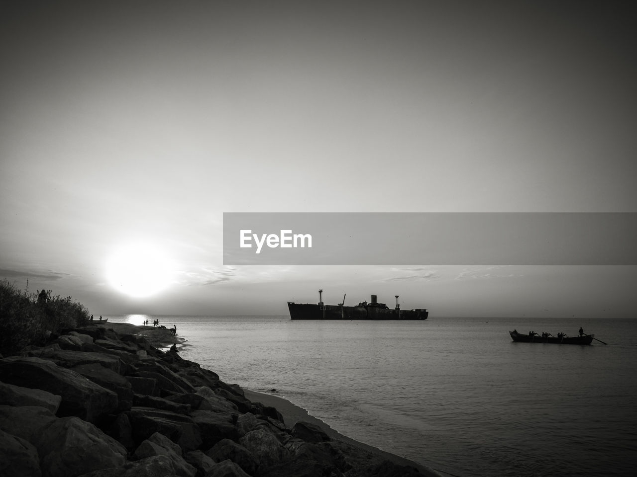 BOATS ON SEA AGAINST SKY DURING SUNSET