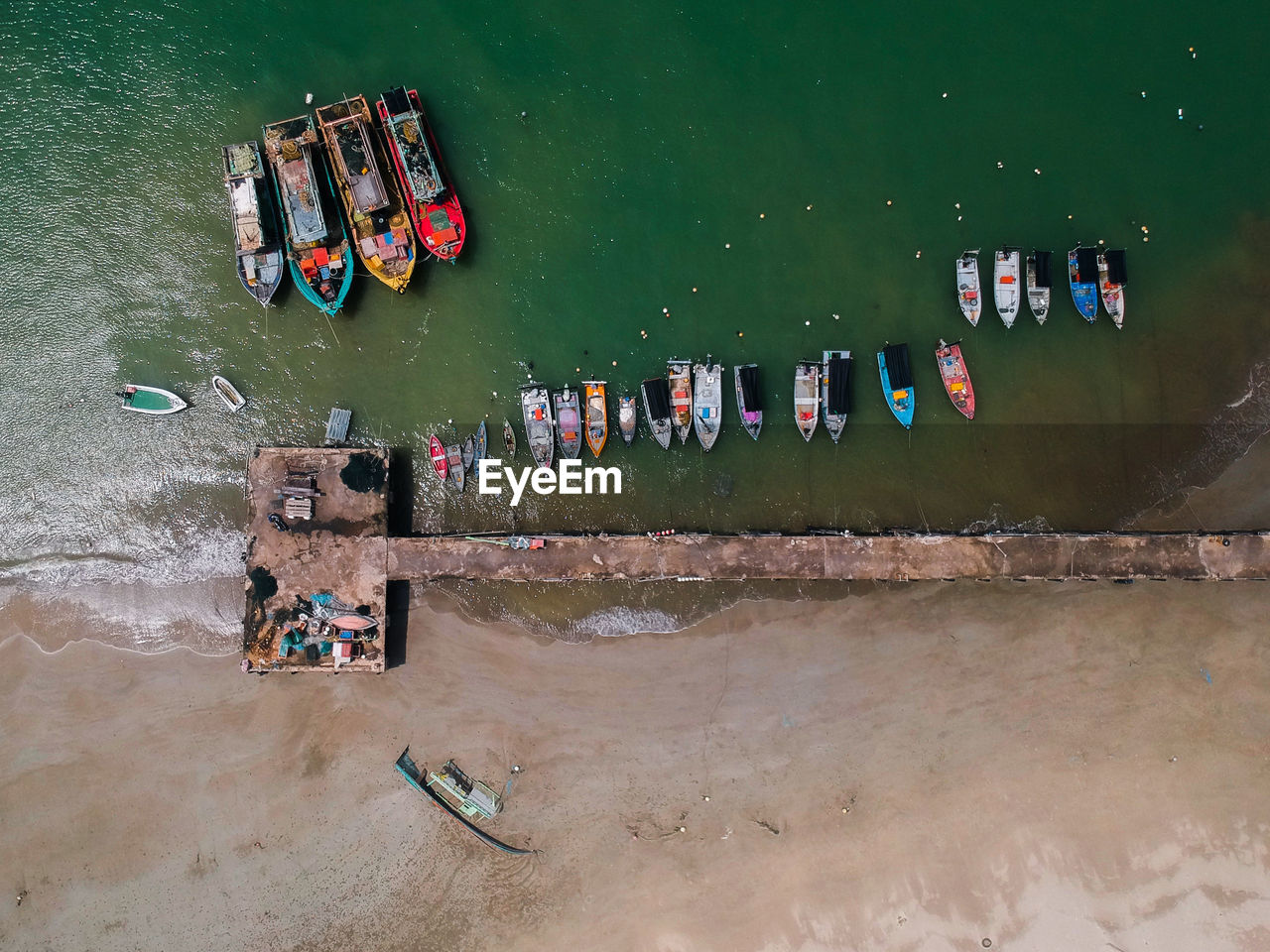 HIGH ANGLE VIEW OF BOAT ON BEACH