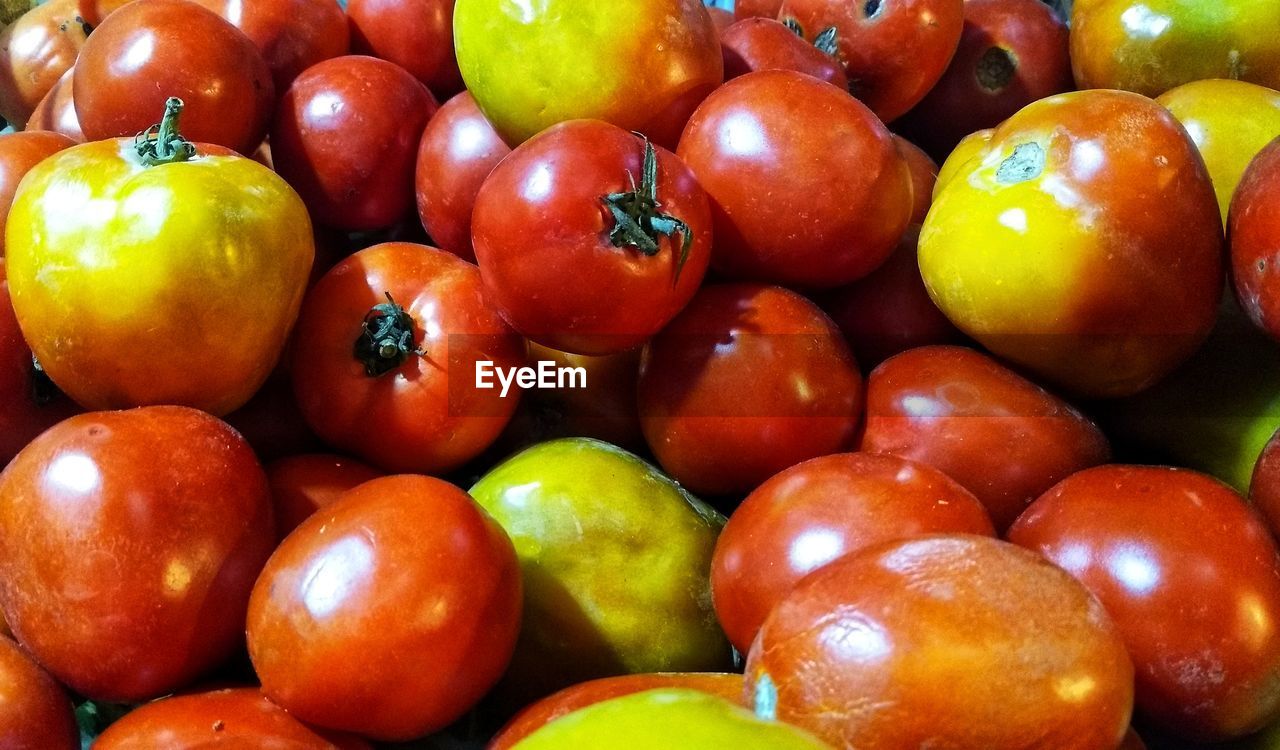 FULL FRAME SHOT OF APPLES