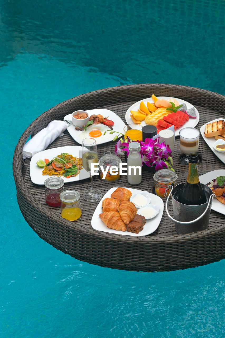 HIGH ANGLE VIEW OF BREAKFAST SERVED ON TABLE