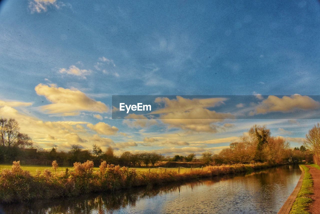 IDYLLIC VIEW OF LAKE AGAINST SKY