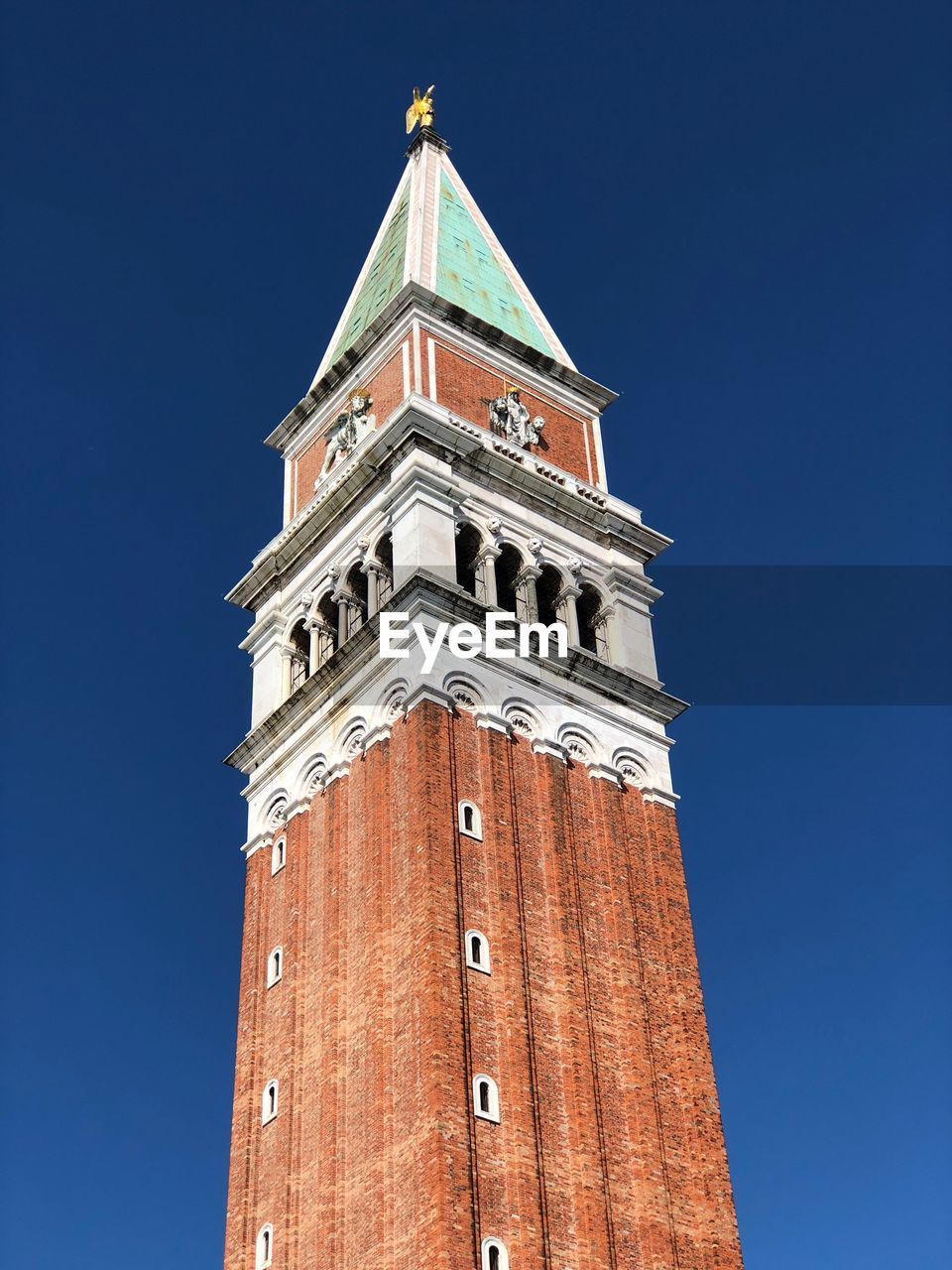 LOW ANGLE VIEW OF CLOCK TOWER AGAINST CLEAR SKY