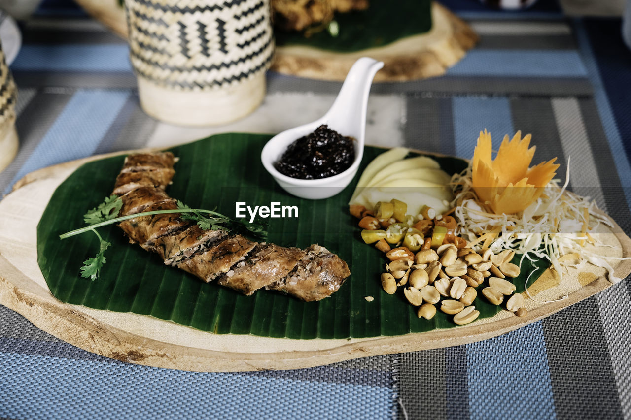 HIGH ANGLE VIEW OF BREAKFAST AND TABLE ON TRAY