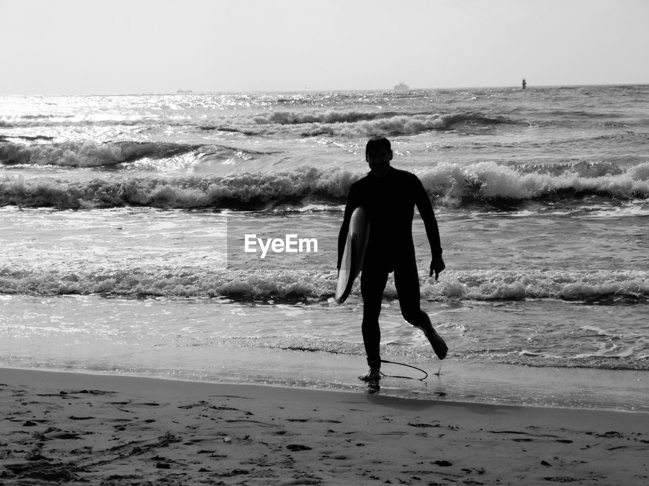 REAR VIEW OF MAN ON BEACH