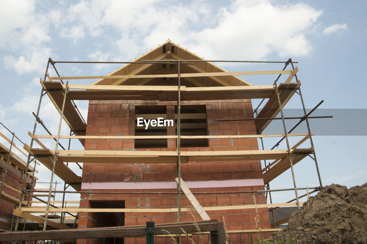 LOW ANGLE VIEW OF TRADITIONAL BUILDING AGAINST SKY