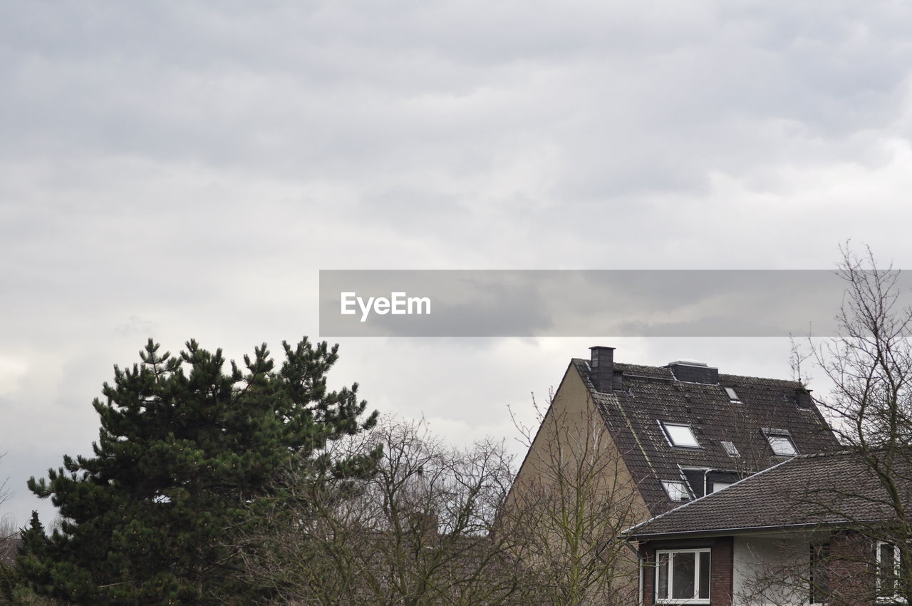 LOW ANGLE VIEW OF HOUSES AGAINST SKY