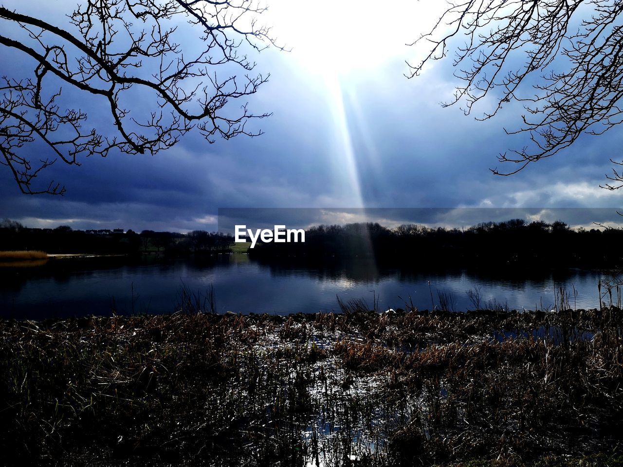 IDYLLIC SHOT OF LAKE AGAINST SKY