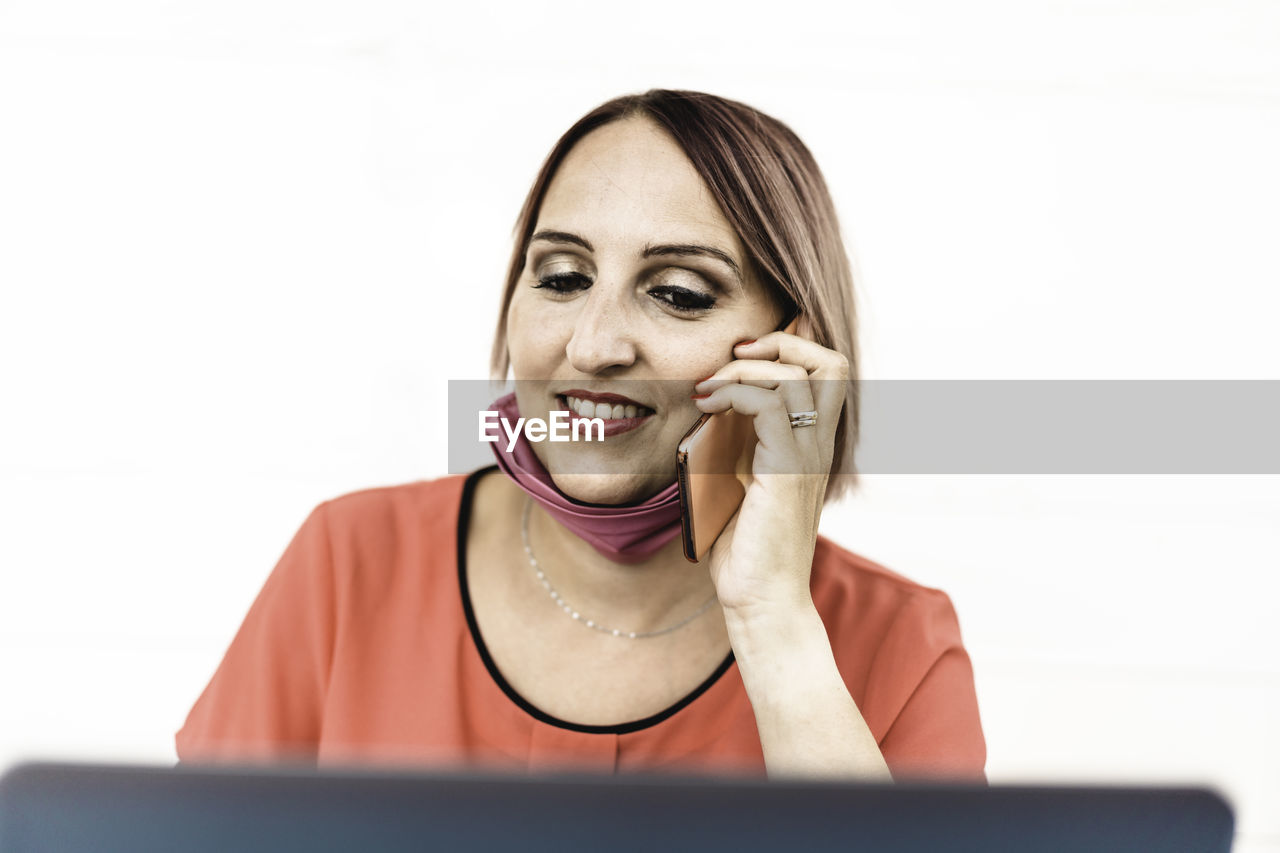 PORTRAIT OF WOMAN HOLDING SMART PHONE