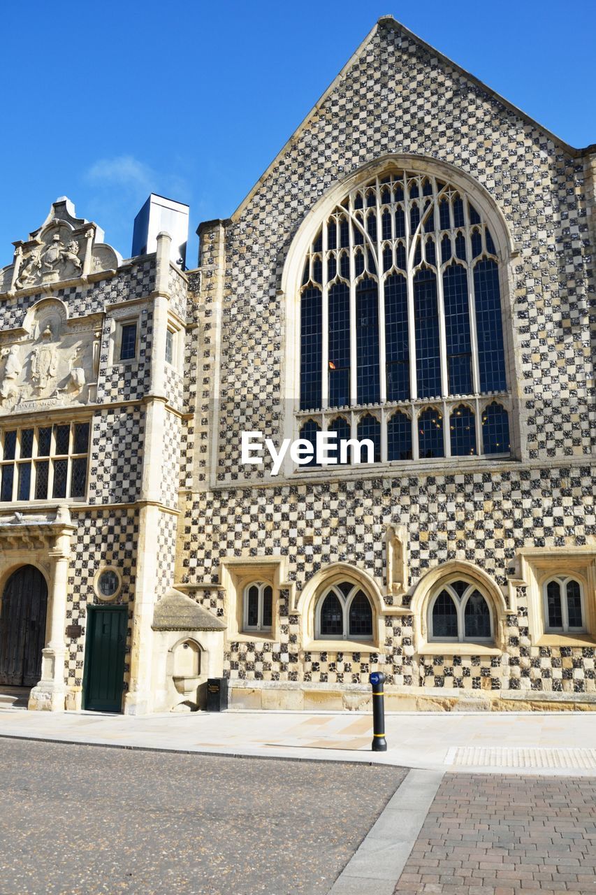 LOW ANGLE VIEW OF HISTORICAL BUILDING AGAINST BLUE SKY