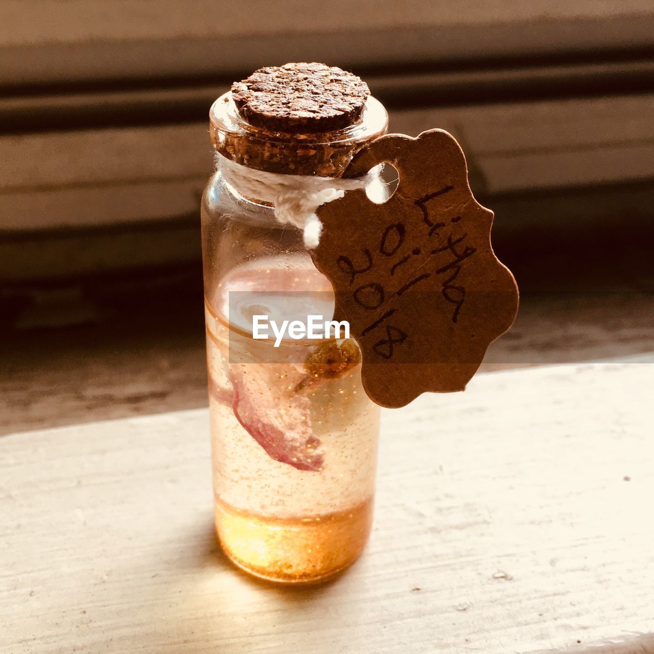 HIGH ANGLE VIEW OF DRINK IN GLASS ON TABLE