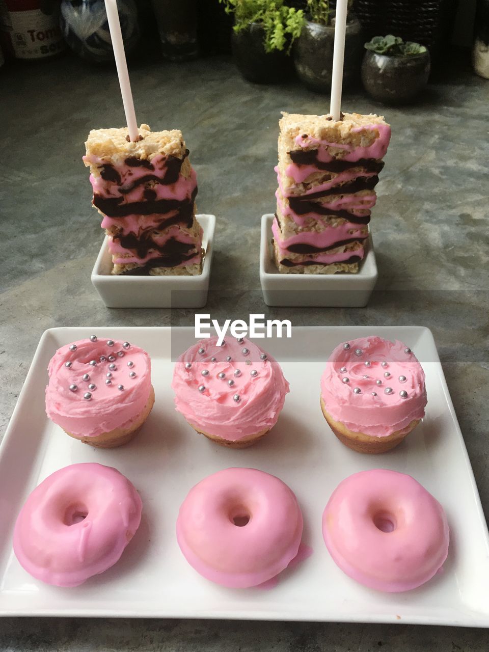 CLOSE-UP OF ICE CREAM IN TRAY