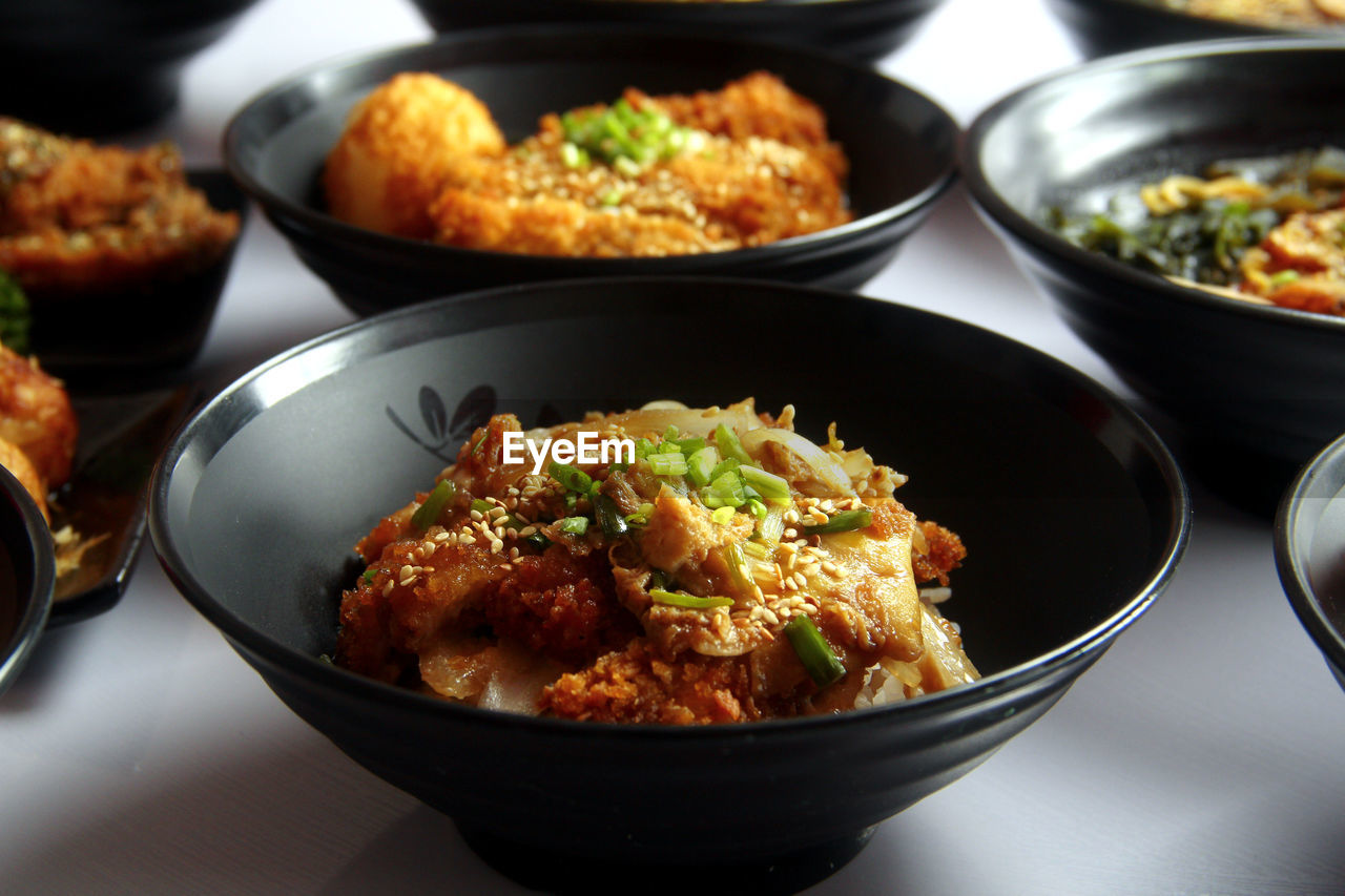 HIGH ANGLE VIEW OF FOOD ON TABLE