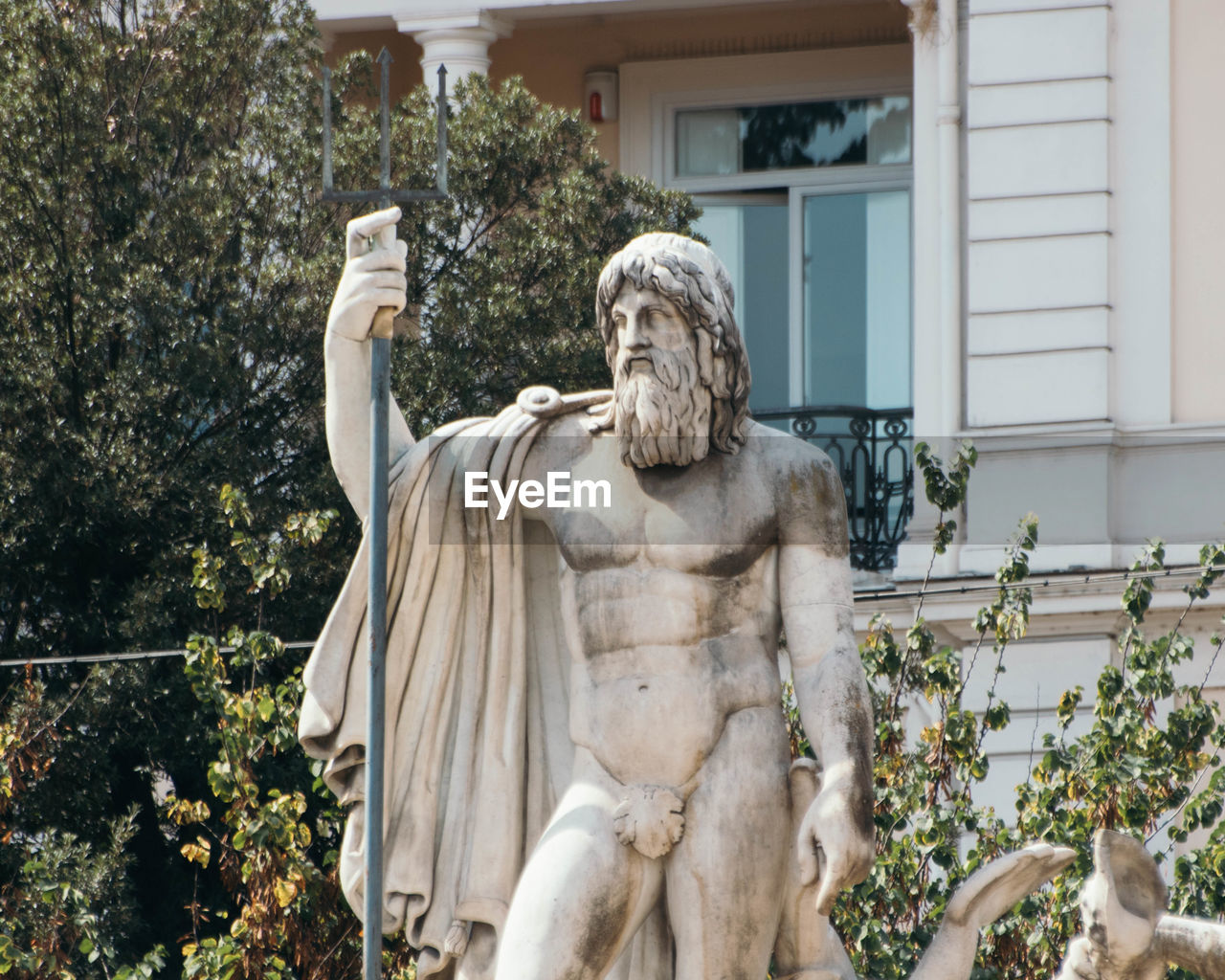 LOW ANGLE VIEW OF STATUES AGAINST BUILDING