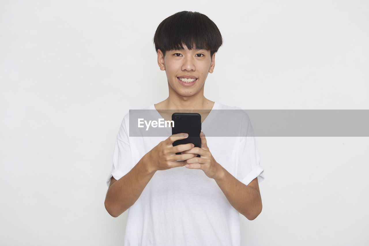 YOUNG MAN USING SMART PHONE