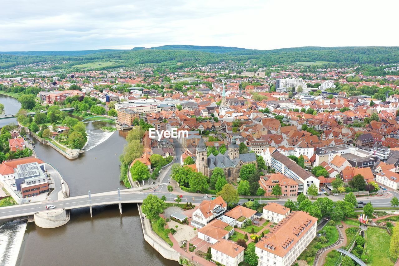 HIGH ANGLE VIEW OF TOWNSCAPE AGAINST SKY