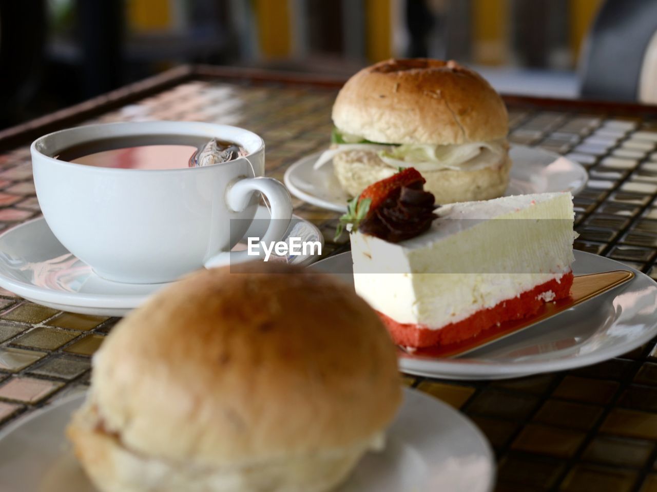 CLOSE-UP OF CAKE ON TABLE