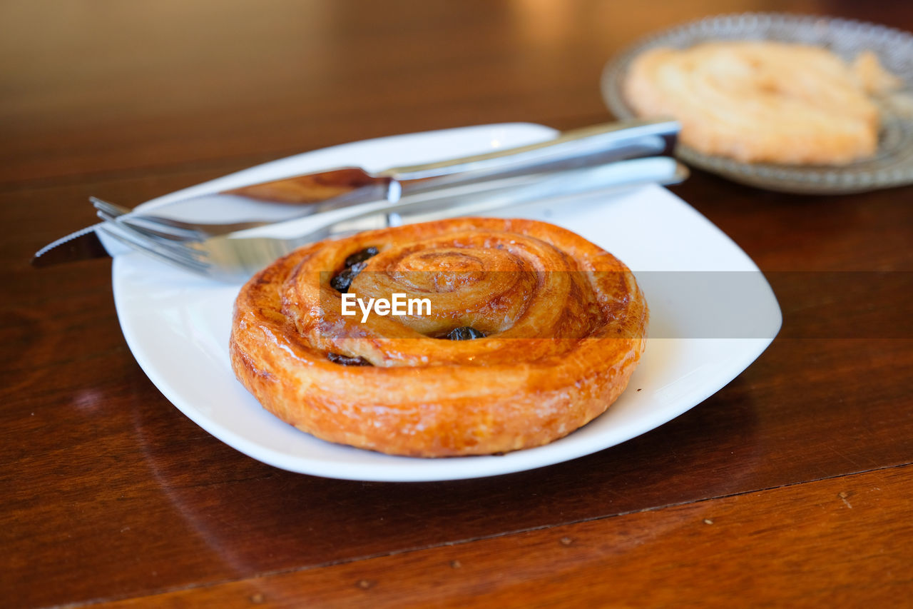 HIGH ANGLE VIEW OF DESSERT ON PLATE